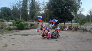 На Запоріжжі дітей використали у бридкому “флешмобі” з прапорами РФ (ВІДЕО)