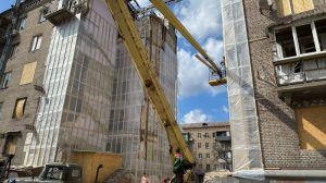 У Запоріжжі оголосили тендер на капремонт обстріляного будинку: скільки планують витратити