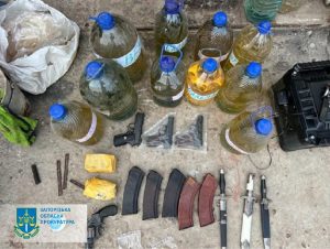 У Запоріжжі “накрили” масштабний наркотрафік з лабораторією і зброєю
