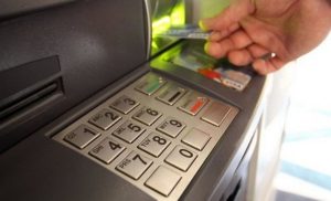 В Україні обмежили зняття готівки у банкоматах: ліміти Приватбанку