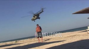 Гелікоптери на пляжах і пустота: як в окупації виживає Кирилівка (ФОТО)