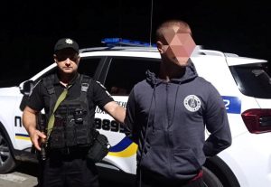 У Запоріжжі чоловік погрожував ножем відвідувачам кав’ярні (ФОТО)