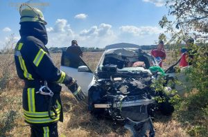 Водія вирізали з металу: під Запоріжжіям зіткнулись Mercedes і “Газель” (ФОТО)