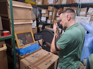 Із Гуляйполя евакуювали колекцію картин місцевого художника (ФОТО)