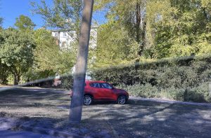 Легковик Nissan відкинуло на тротуар: у центрі Запоріжжя сталася ДТП (ФОТО)