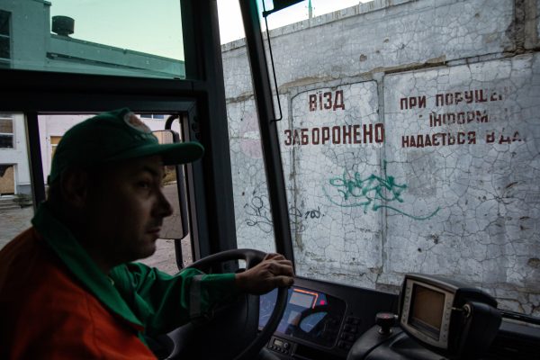 За сміттям під обстріли: день з екіпажем сміттєвоза, що працює у Степногірську (РЕПОРТАЖ)