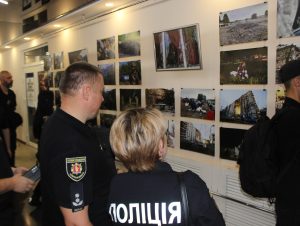 “Разом до Перемоги”: у Запоріжжі на фотовиставці ГУНП показали роботу поліції під час війни та провели аукціон на підтримку захисників