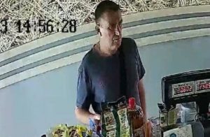 У Запоріжжі чоловік посеред дня заволодів грошима з картки: його розшукує поліція (ФОТО)