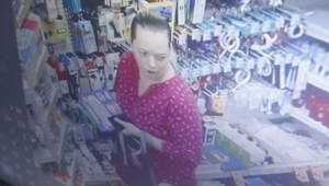 Поліція розшукує жінку, яка здійснила крадіжку в магазині Запоріжжя (ФОТО)