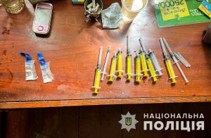 У Запоріжжі жінка організувала наркопритон у себе вдома (ФОТО)