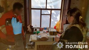 В Оріхові у будинку чоловіка знайшли півкілограма наркотиків: фото з обшуку (ФОТО)