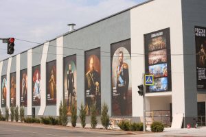 На вулицях окупованого Мелітополя з’явилися портрети російських царів і “героїв СВО” (ФОТО)