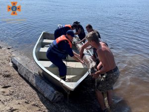 У Запоріжжі водолази ДСНС допомогли археологам дістати фрагменти старовинних човнів (ФОТО)