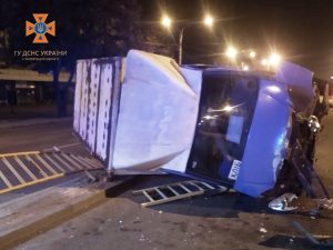 У Запоріжжі перекинулася “Газель” під час комендантської години (ФОТО)