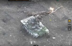 На Запоріжжі пілот БПЛА знищив танк окупантів вже палаючим FPV-дроном (ВІДЕО)