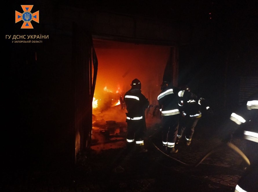 Причини встановлюють: під Запоріжжям спалахнули три гаражі (ФОТО)