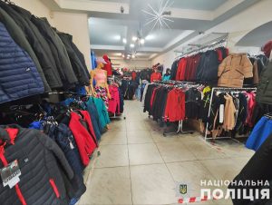 У Запоріжжі чоловік розпилив в обличчя продавчині перцеву суміш і вкрав товар (ФОТО)