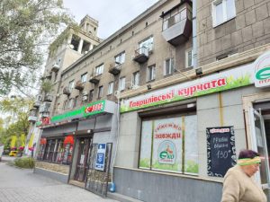 У Запоріжжі влада роками ігнорує самовільно збудований магазин поперед пам’ятки архітектури на проспекті  (ФОТО)