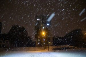 Ввечері Запоріжжя вкрив перший сніг: як це виглядало (ФОТО)