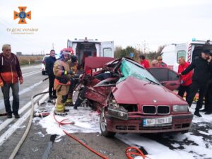 Під Запоріжжям із салону BMW деблокували тіла трьох загиблих у ДТП (ФОТО)