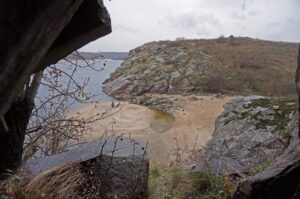 Запорізький історик знайшов наскрізний грот на березі Дніпра (ФОТО)