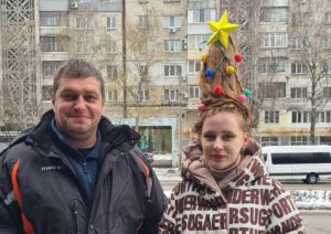 Підняла настрій собі і перехожим: у Запоріжжі дівчина вийшла на вулицю з  цікавою зачіскою (ФОТО)