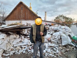У Запоріжжі чоловік перетворив власний двір на «сміттєзвалище» (ФОТО)