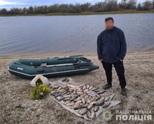 Під Запоріжжям затримали “відчайдушного” бракон’єра на човні (ФОТО)