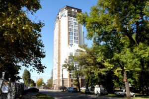 В Запорожье с аукциона продали арестованную за долги квартиру: сколько заплатил победитель торгов (ФОТО)