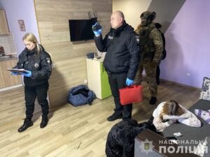 Година “сервісу” за 2500 гривень: у Запоріжжі викрили трьох сутенерок (ФОТО)