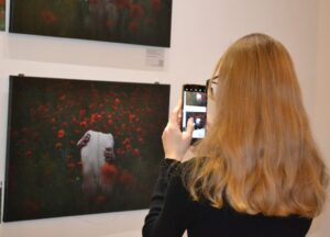 “За межами почуттів”: у Запоріжжі відкрилася незвичайна фотовиставка (РЕПОРТАЖ)