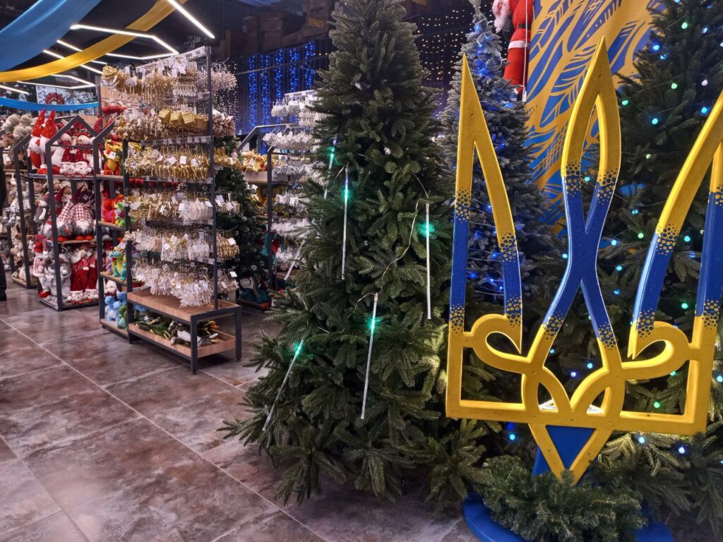 Ціни на штучні ялинки та новорічний декор: огляд з трьох супермаркетів Запоріжжя (ФОТО)