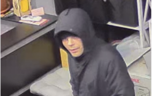 У салоні Запоріжжя викрадено сумку з грошима: розшукують злочинця (ВІДЕО)