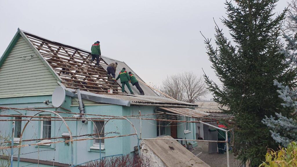 Постраждали 60 будинків: Куртєв розповів, що відбувається на місці удару по Запоріжжю (ФОТО)