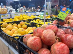 Мандарини здешевшали, яблука здорожчали: як змінилися ціни на фрукти на ринках Запоріжжя в листопаді