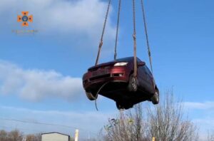 У Запоріжжі водій з’їхав у кювет поблизу моста: авто витягали за допомогою крану (ФОТО)