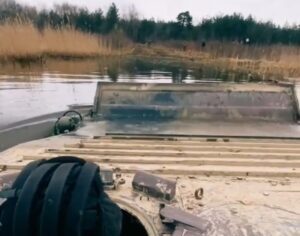 Опубліковано перше відео, як бронетехніка ЗСУ долає Дніпро біля Херсону (КАРТИ)