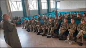 “Шити або купувати”: на Запоріжжі окупанти “перевдягають” школярів у камуфляж