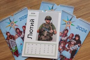 Фотографиня з Оріхова презентувала календар з портретами захисників і захисниць: гроші з продажу – на ЗСУ (ФОТО)