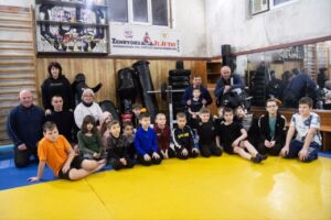 У Запоріжжі відкрили секцію з ММА і забезпечили вихованців новим інвентарем: багато дітей і тренер – переселенці (РЕПОРТАЖ)