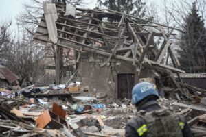 Росіяни знищили ракетою приватний будинок у Запоріжжі: фоторепортаж з місця удару