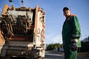 Сміття – під мерію та ЗОВА: у Запоріжжі анонсувала акцію компанія з вивозу відходів