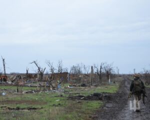 Суцільна руїна, але досі є життя: як виглядає зараз українське Роботине на Запоріжжі (ФОТО, ВІДЕО)
