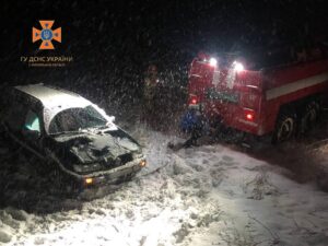 На Запоріжжі водій легковика опинився у сніговій пастці у полі пізно ввечері (ФОТО)