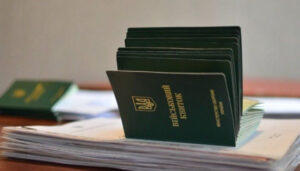 Названо послуги, які неможливо отримати чоловікам без дозволу військкомату