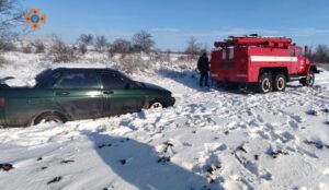 На Запоріжжі легковик опинився у сніговому заметі у полі (ФОТО)