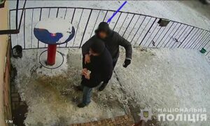 У Запоріжжі чоловік пограбував пенсіонера, який знімав кошти з карти (ФОТО)