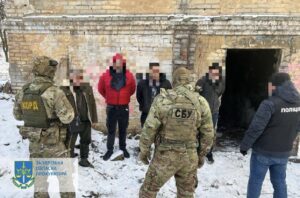 У Запоріжжі затримали групу осіб, яка викрала чоловіка й вимагала неіснуючий борг (ФОТО)