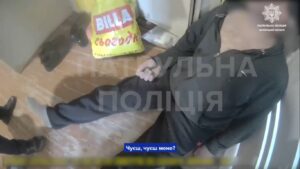 У Запоріжжі патрульні витягли з петлі напівпритомного чоловіка: відео порятунку