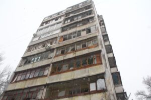 Що відбувається на місці ракетних обстрілів у Запоріжжі (ФОТОРЕПОРТАЖ)